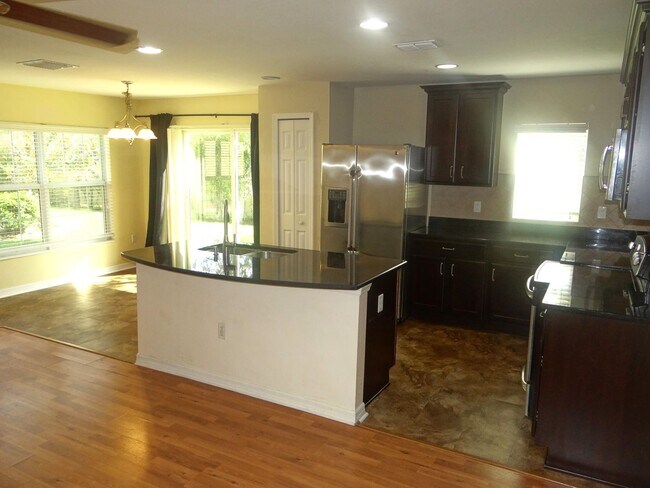 Foto del edificio - 4 bedroom, 2.5 bath, 1 car garage townhouse