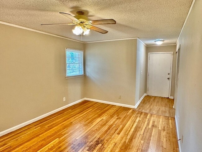 Building Photo - Adorable 3-Bedroom Home in Lakeview Heights