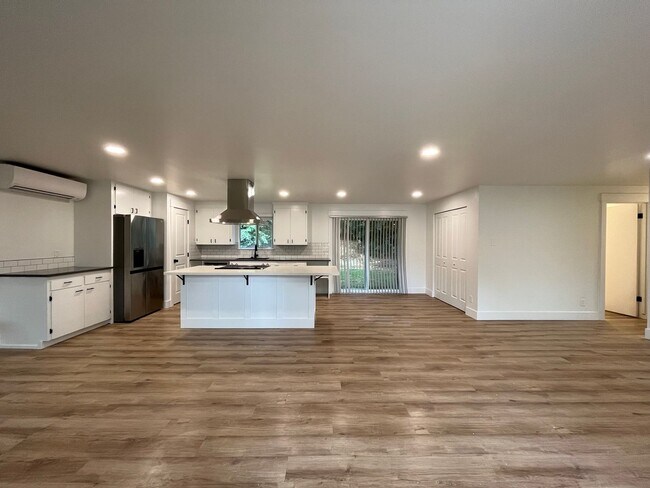 Building Photo - $500 MOVE IN INCENTIVE CONCESSION! Large s...