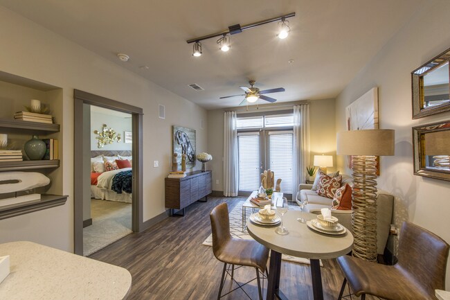 Foto del edificio - Live Smart, Live Midtown + Free Weeks!