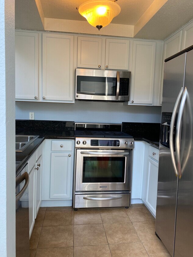 Kitchen - 1633 S Bentley Ave