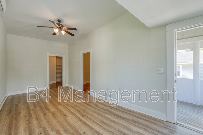 Building Photo - 654 Ravenel St