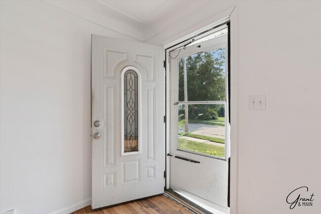 Foto del edificio - $1350 3 bedroom bungalow Eastpointe