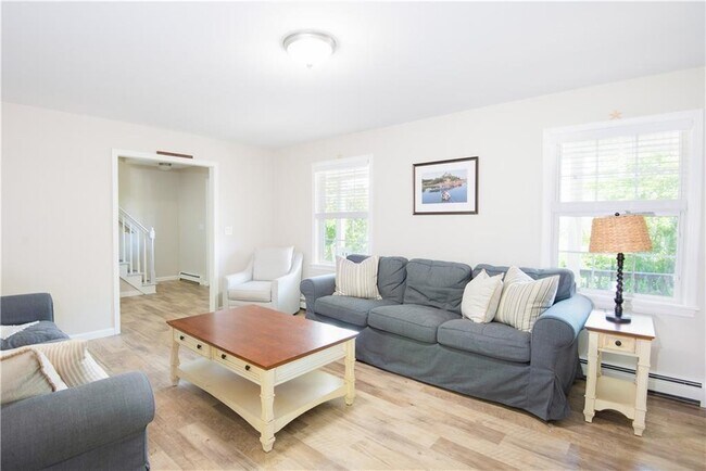 Foto del edificio - 663 Aquidneck Ave