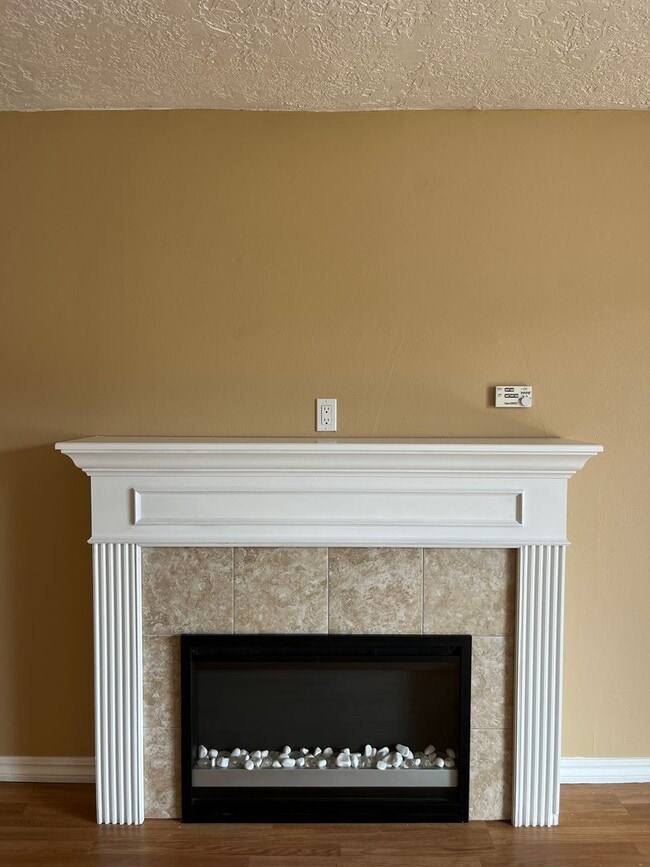 Building Photo - 1 Bed • 1 Bath Downstairs Unit