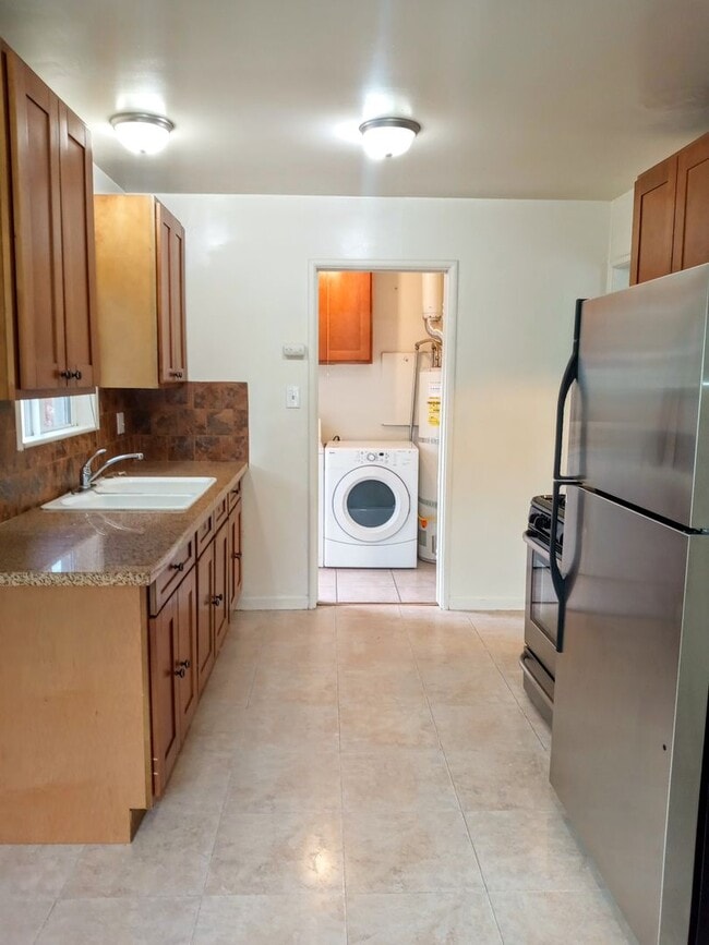 Building Photo - LAUR62-64