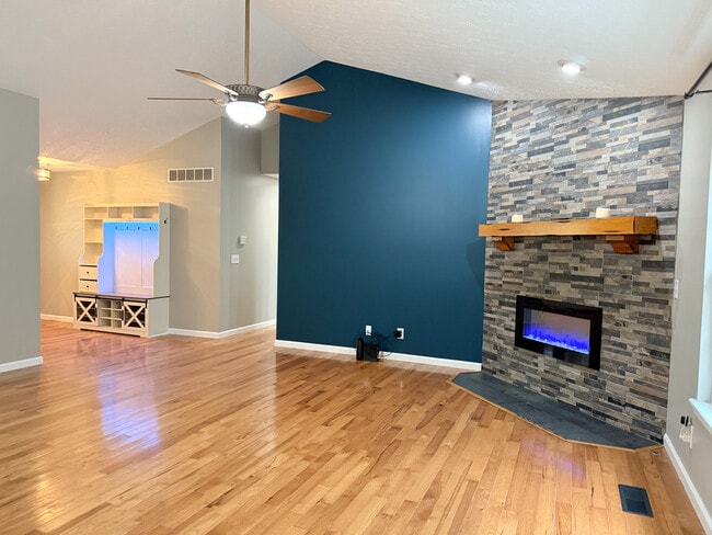 Foto del edificio - 1556 Deerwoods Dr