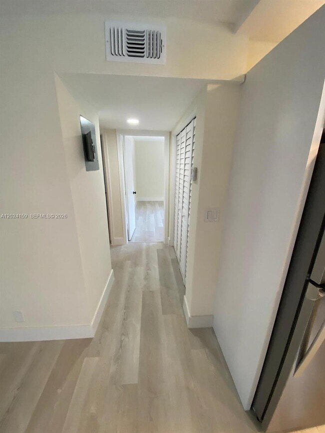 Foto del edificio - 615 NE 26th St