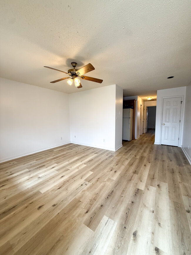 Building Photo - 409 E Roosevelt Ave