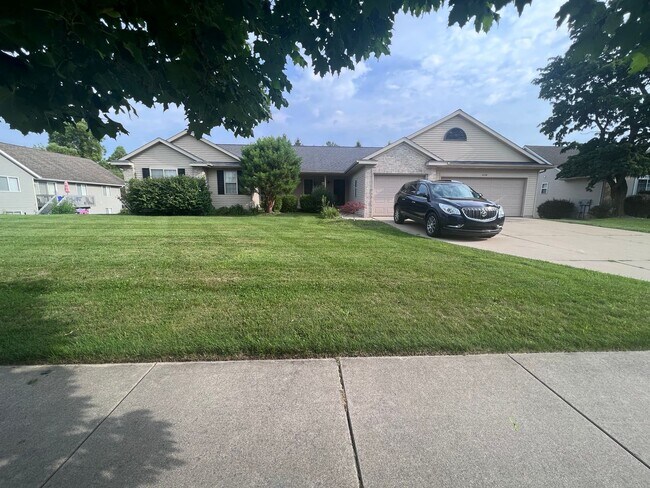 Foto del edificio - Spacious Duplex in Walker! Two Stall Garage!