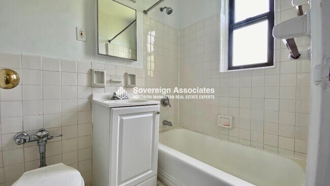 Foto del edificio - 6645 Broadway