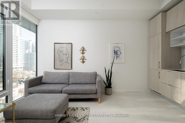 Building Photo - 8 Hillsdale Ave E