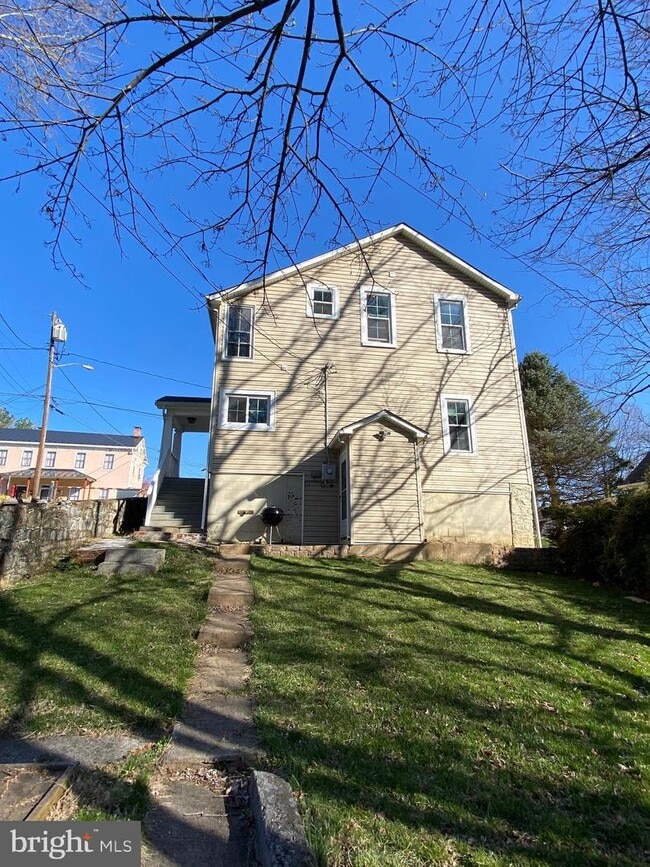 521 W Washington St, Charles Town, WV 25414 House Rental in Charles