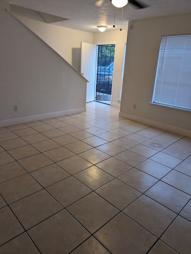 Foto del edificio - Remodeled and spacious 2 bedrooms with pat...
