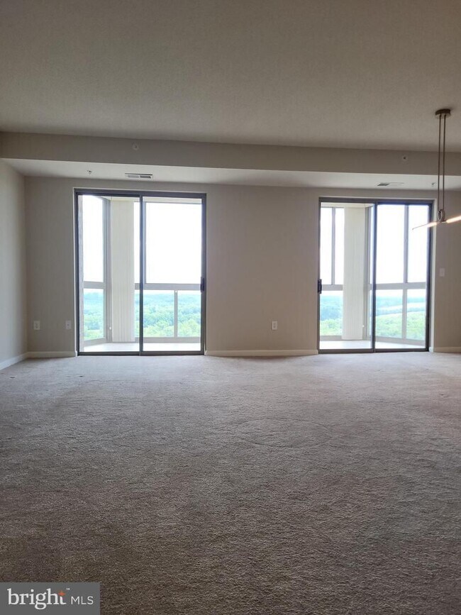 Building Photo - Penthouse Level Condo at Lansdowne Woods