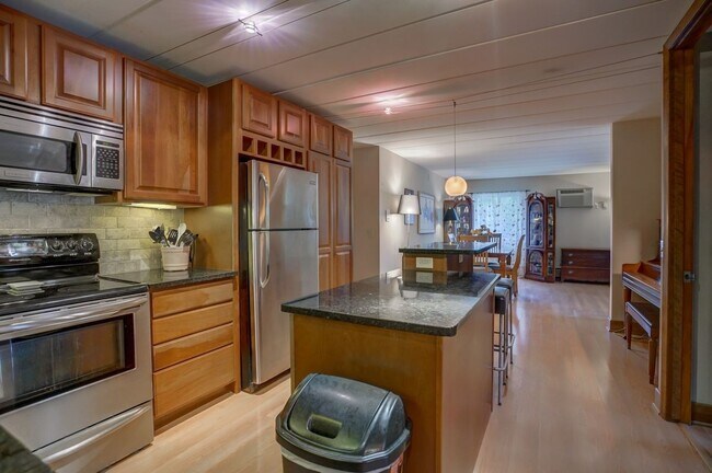 ¡Mucho espacio en la encimera para cocinar! - 2051 Allen Blvd