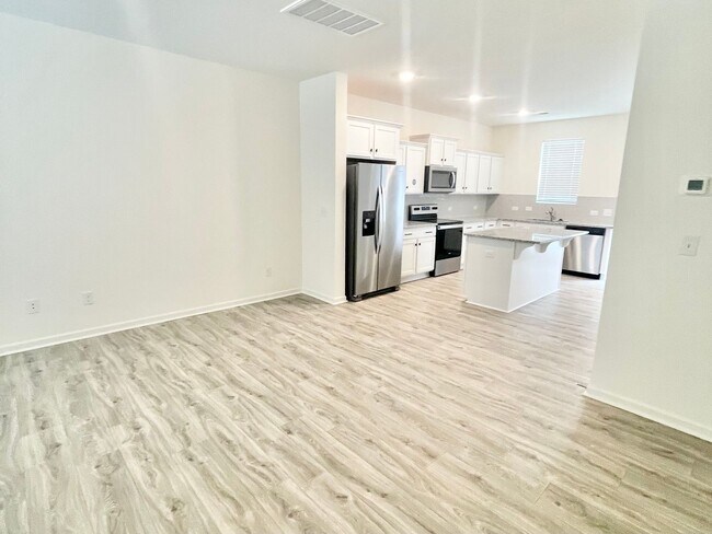 Foto del edificio - Corner townhome with covered front porch, ...