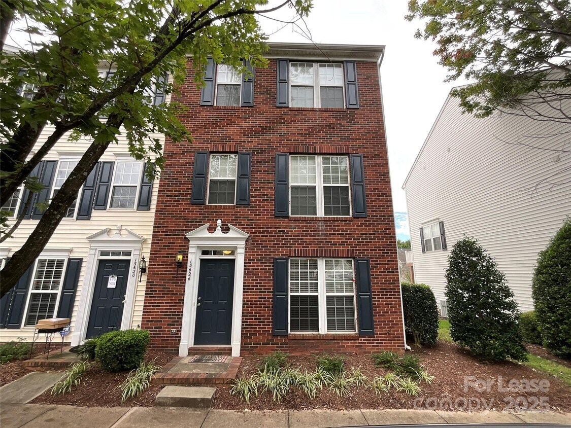 Primary Photo - 15626 King Louis Ct