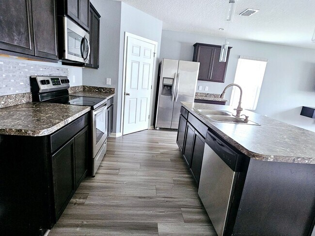 Foto del edificio - 4 Bedroom Single Family Home in Port Saint...