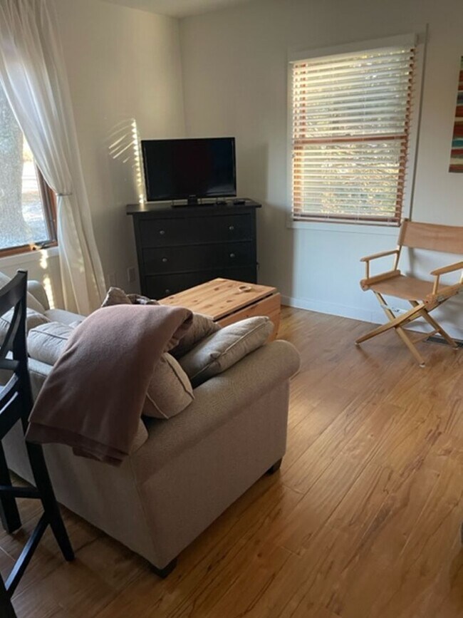 Building Photo - 4 bed/3bath-University Elementary School/I...