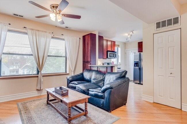 Building Photo - Great 2 Bedroom Unit in a Beautiful building