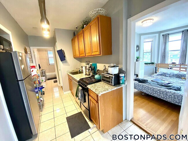 Building Photo - 879 Beacon St