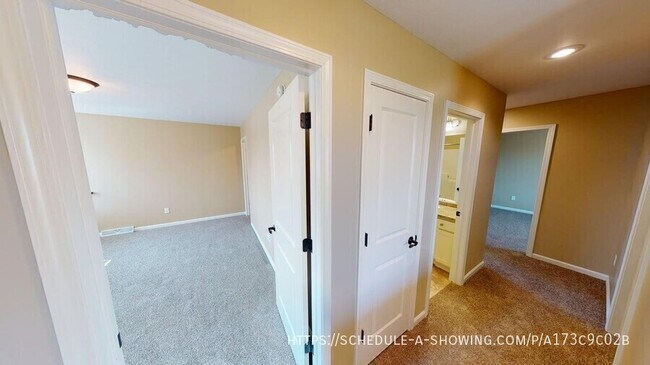 Building Photo - 1806 N Creek Cir