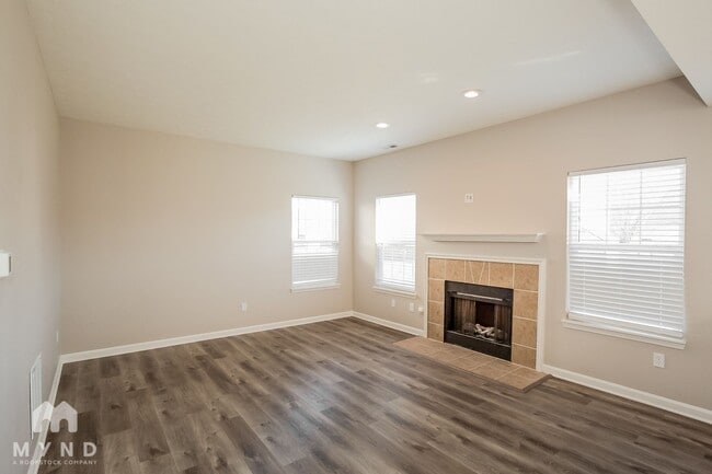 Foto del edificio - 115 Thistle Wood Dr