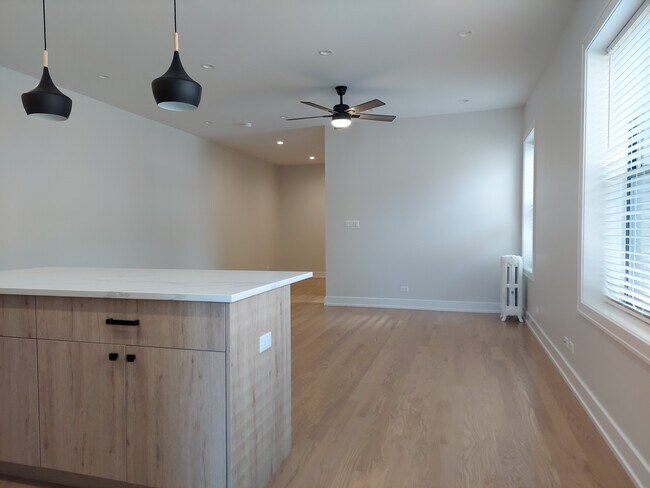 Foto del edificio - 4953 N Oakley Ave