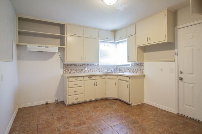 Building Photo - Updated 3/1 in Central Lubbock!!