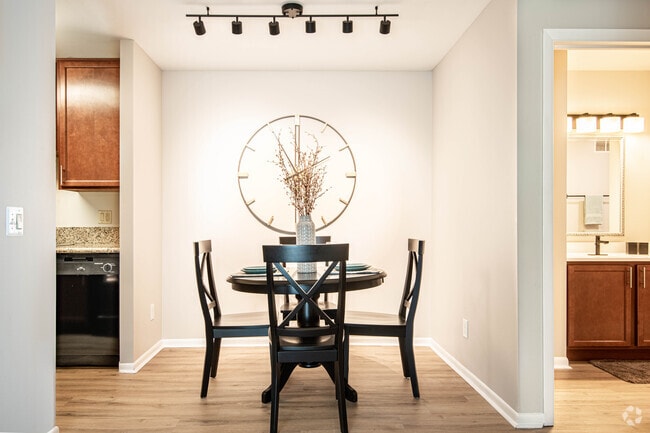 1BR, 1BA - 692SF - Sycamore Woods