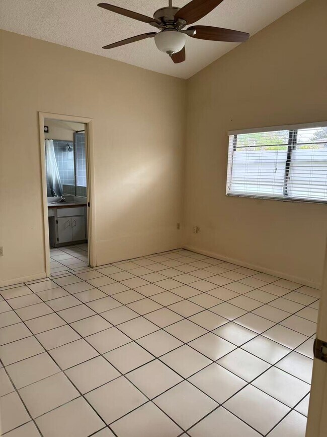 Building Photo - 4370 Sandhurst Dr