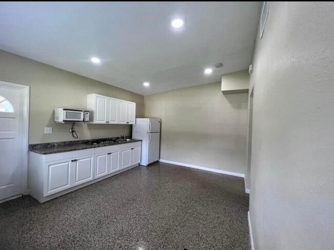 Foto del edificio - 3213 E Fern St