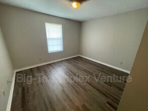 Building Photo - 268 N Pecan St