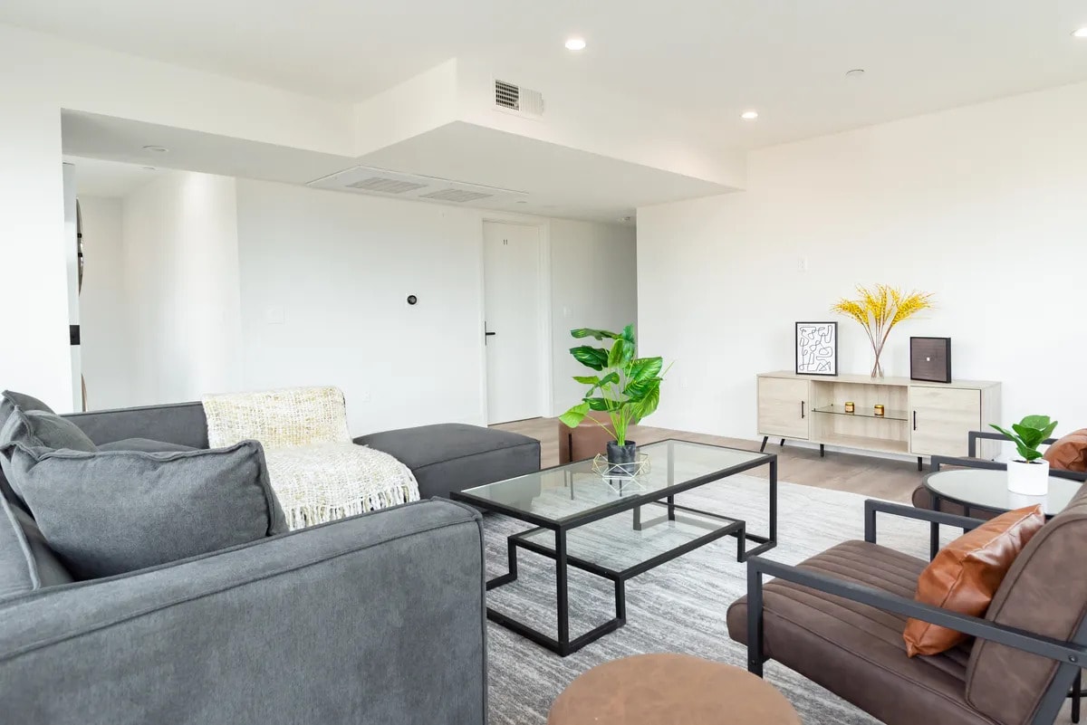 Primary Photo - 1622 W 35th Pl