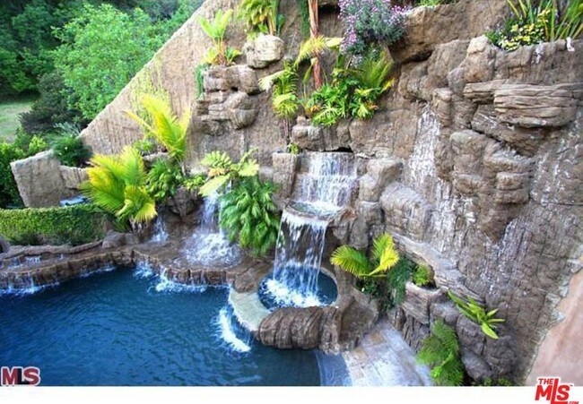 Building Photo - 9821 Beeson Dr