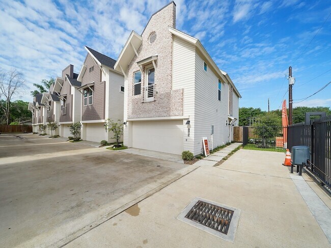 Building Photo - 881 Rachel St