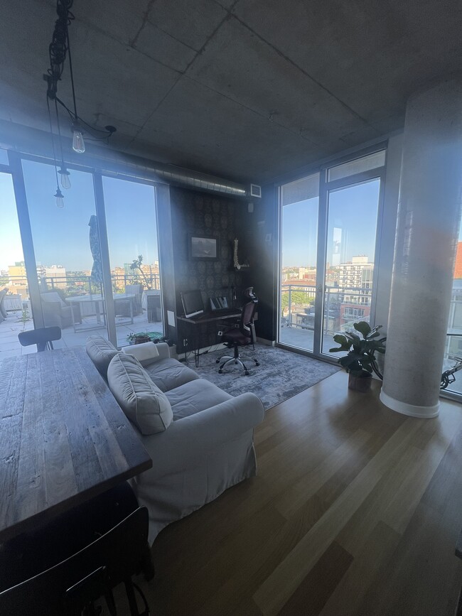 Building Photo - 354 Gladstone Av