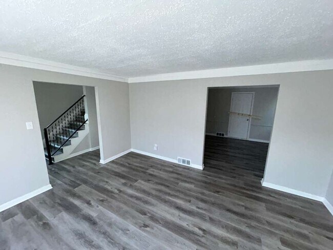 Building Photo - Spacious 3-Bedroom Colonial