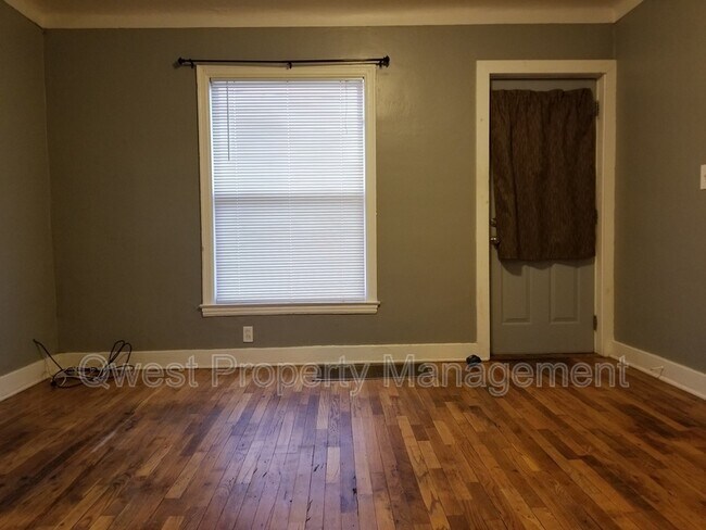 Building Photo - 650 Oakdale St SE