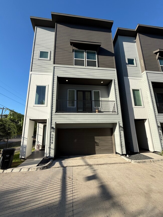 Photo - 3038 Live Oak St House