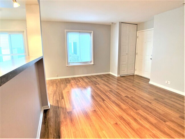 Building Photo - 1406 Cove Dr
