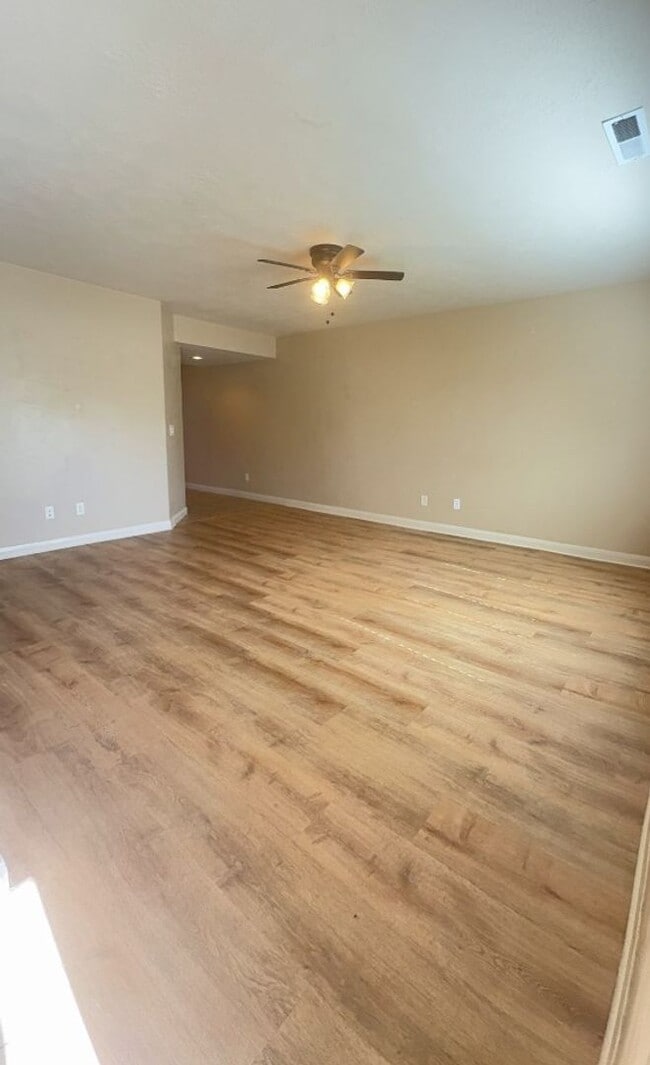 Building Photo - 340 1425 N St