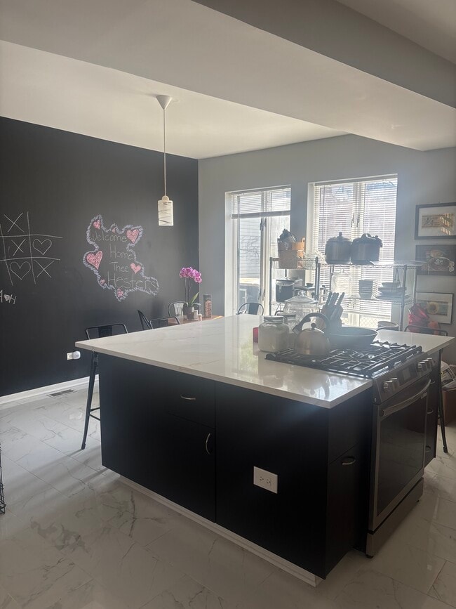 Foto del edificio - 2341 E 72nd St