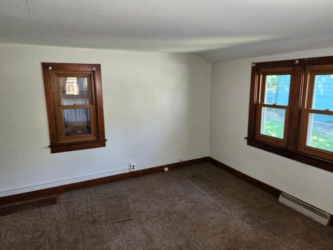Building Photo - 7727 W Beachwood Ave