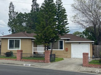 Building Photo - 2910 Knoll Dr