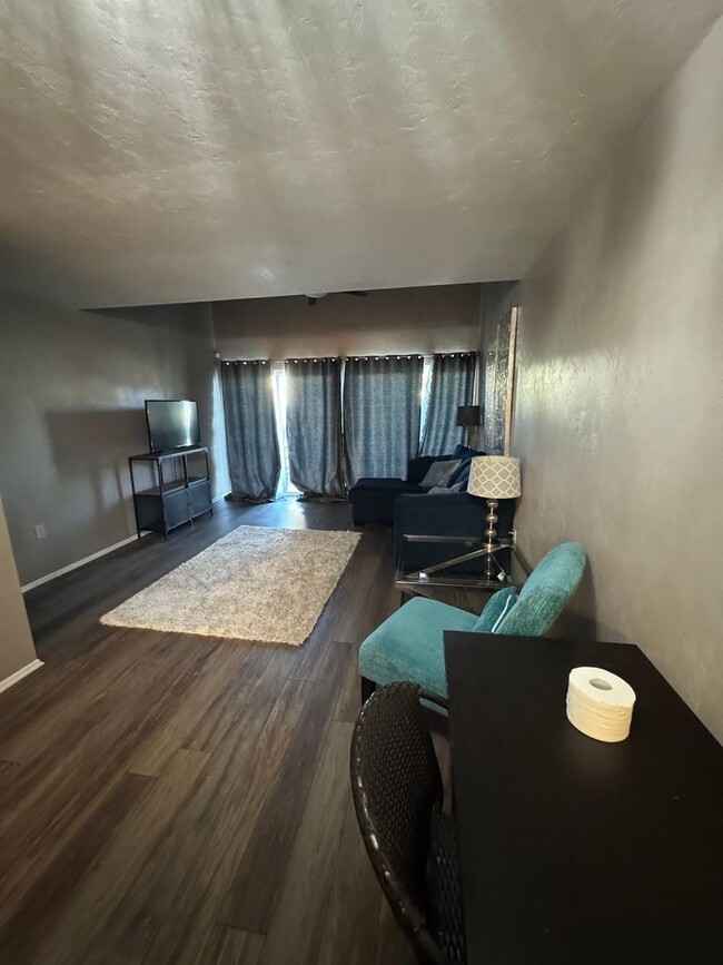 Building Photo - Fully Furnished 2 Bed, 1.5 Bath Townhome –...