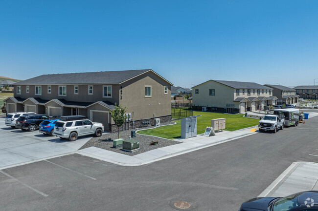 Foto del edificio - West Vine Townhomes