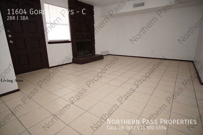 Building Photo - Cozy 2 BDR Townhome Near George Dieter!