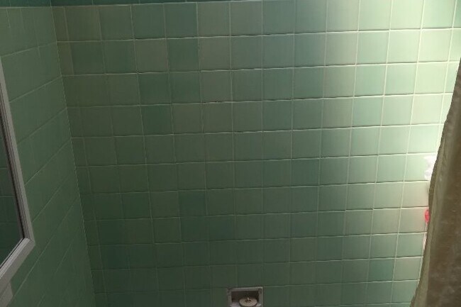 Baño - 5304 Harbison Ave